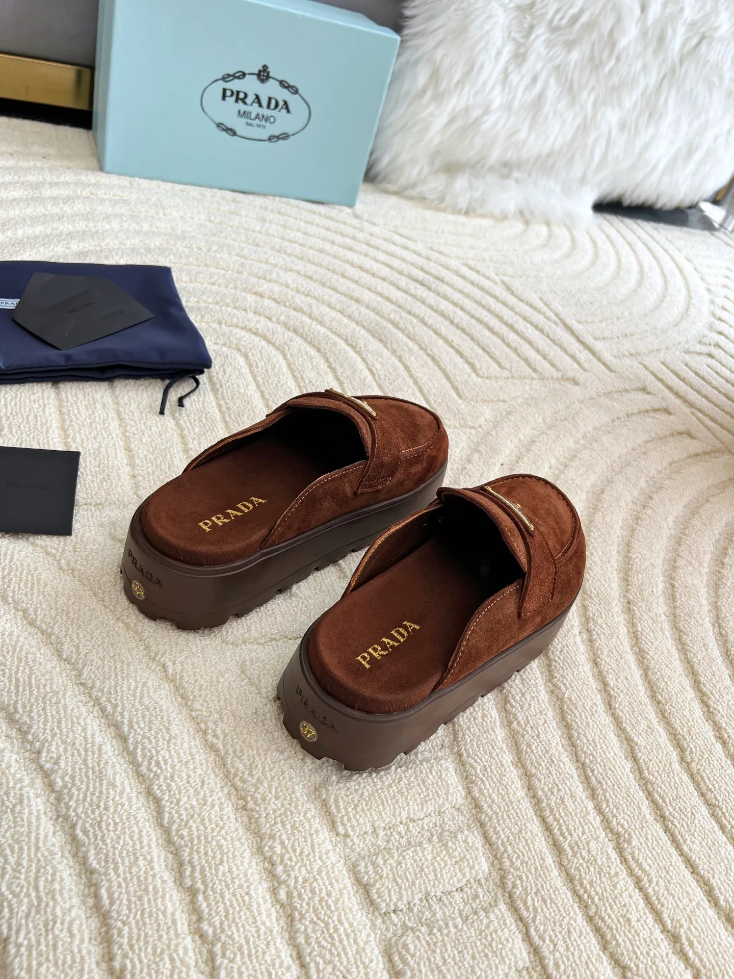 👟👟Ex-factory price 440👟👟 Prada/Prada 25ss summer new couple's beach thick-soled Birkenstock sandals. This shoe style is really a classic design that will not go out of style and is in line with everyone's current pursuit of comfortable and healthy wearing concepts. It is regarded by many domestic and foreign celebrities and fashionistas as an important choice for daily slippers. ✔Upper: imported super soft sheepskin ✔Inner lining: imported sheepskin ✔Hardware: Original molded split hardware ✔Outsole: Ultra-light, wear-resistant and non-slip foam sole ✔Number of yards: 35~40 (custom-made 40 pieces are non-refundable)